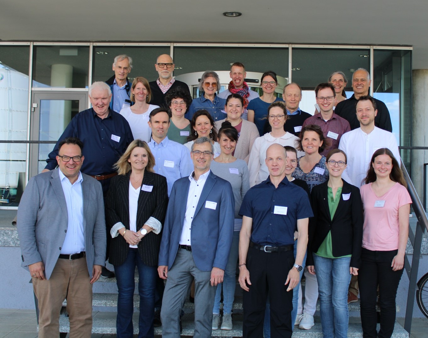 Das Bild zeigt die Besucherinnen und Besucher des Regierungspräsidiums Tübingen sowie die Amtsleitung des CVUA Karlsruhe und die Sachverständigen der Arzneimitteluntersuchungsstelle.
